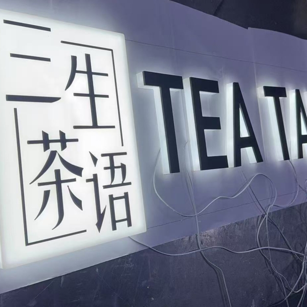 Tea Talk Light Box + Lettere acriliche al back-illuminate