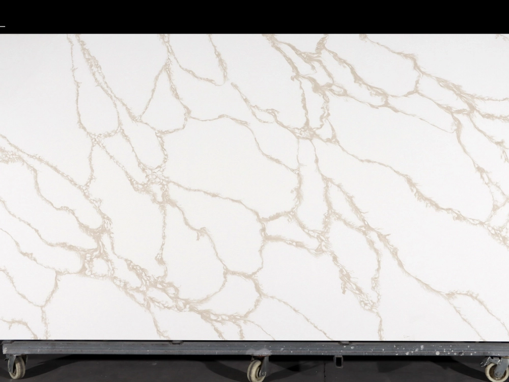 Losa de cuarzo Calacatta GSQ 6761 para encimeras de cocina y tocadores.