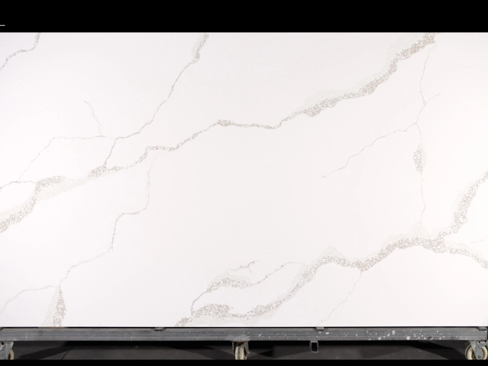 Losa de cuarzo Calacatta GSQ 6806 para encimeras de cocina y tocadores.