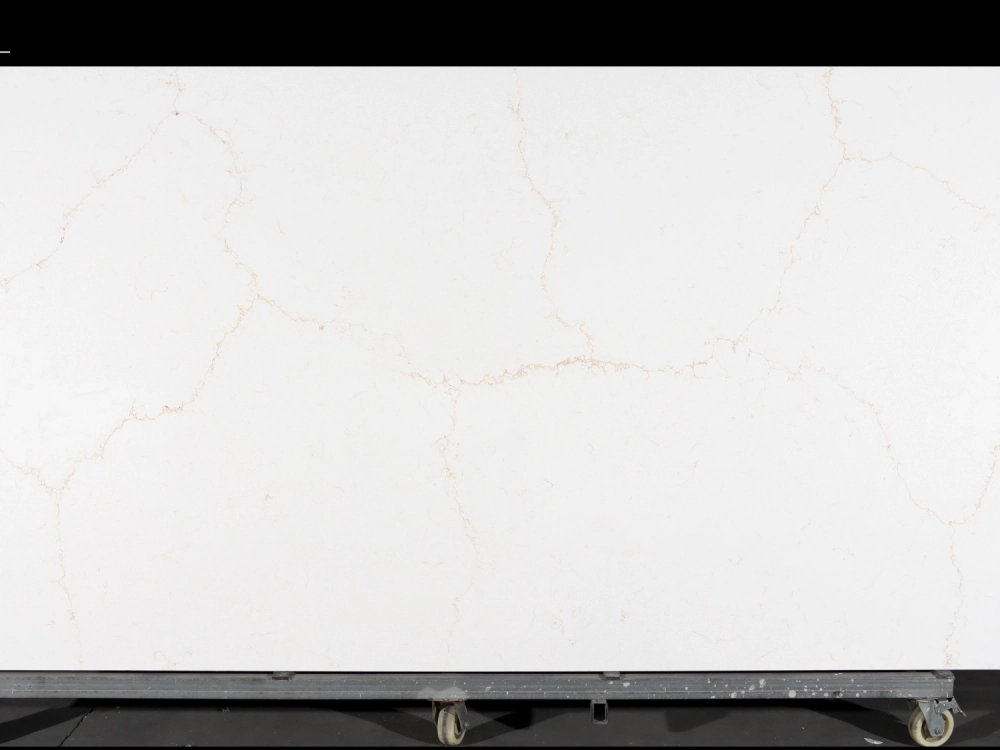 Losa de cuarzo Calacatta GSQ 6850 para encimeras de cocina y tocadores.