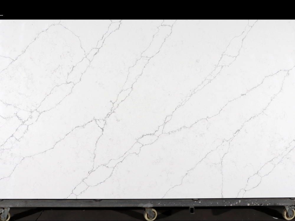 Losa de cuarzo Calacatta GSQ 6859 para encimeras de cocina y tocadores.