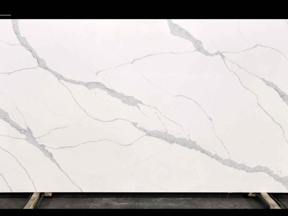 Losa de cuarzo Calacatta GSQ 6645 gris para encimeras de cocina y tocadores.