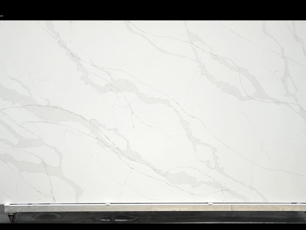Losa de cuarzo Calacatta GSQ 6824 para encimeras de cocina y tocadores.