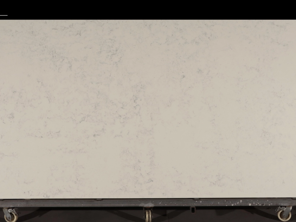 Losa de cuarzo Carrara GSQ 6608 para encimeras de cocina y tocadores.