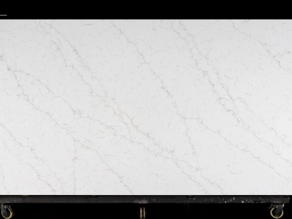 Losa de cuarzo Calacatta GSQ 6611 para encimeras de cocina y tocadores.