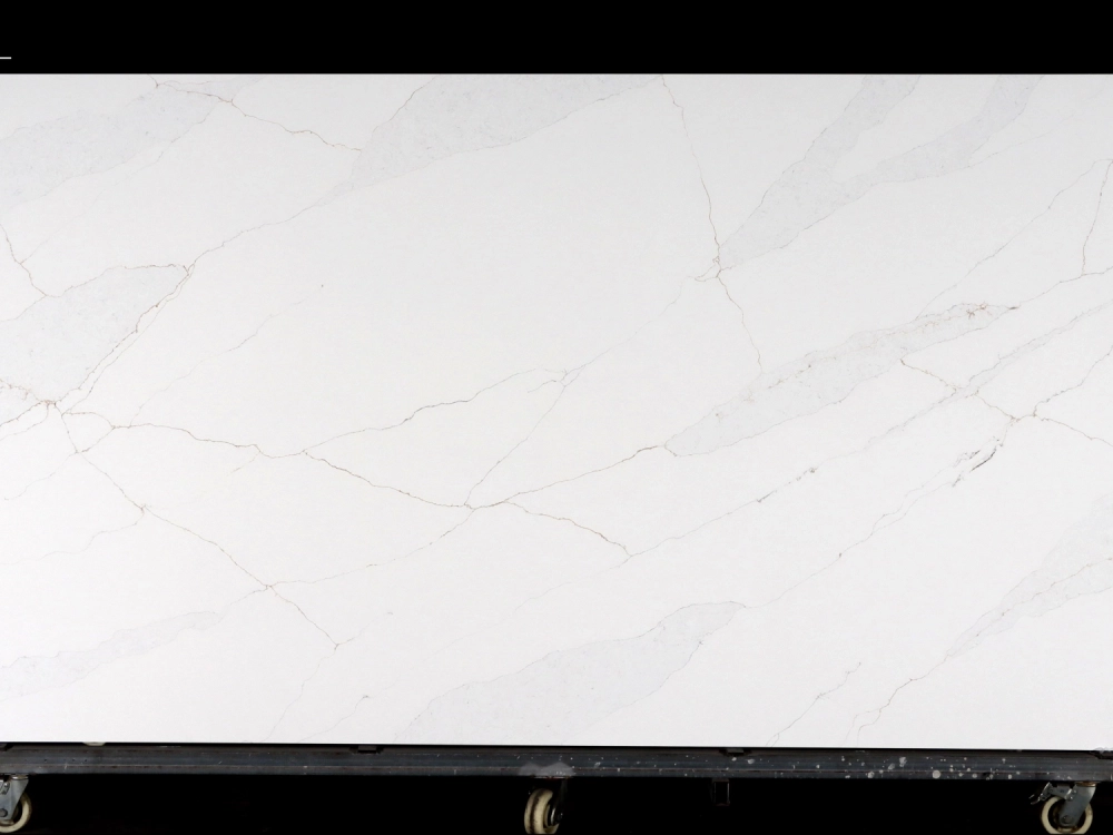 Dalle de quartz Calacatta GSQ 6914 pour plans de travail de cuisine et plans de toilette