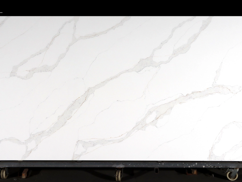 Dalle de quartz Calacatta GSQ 6915 pour plans de travail de cuisine et plans de toilette
