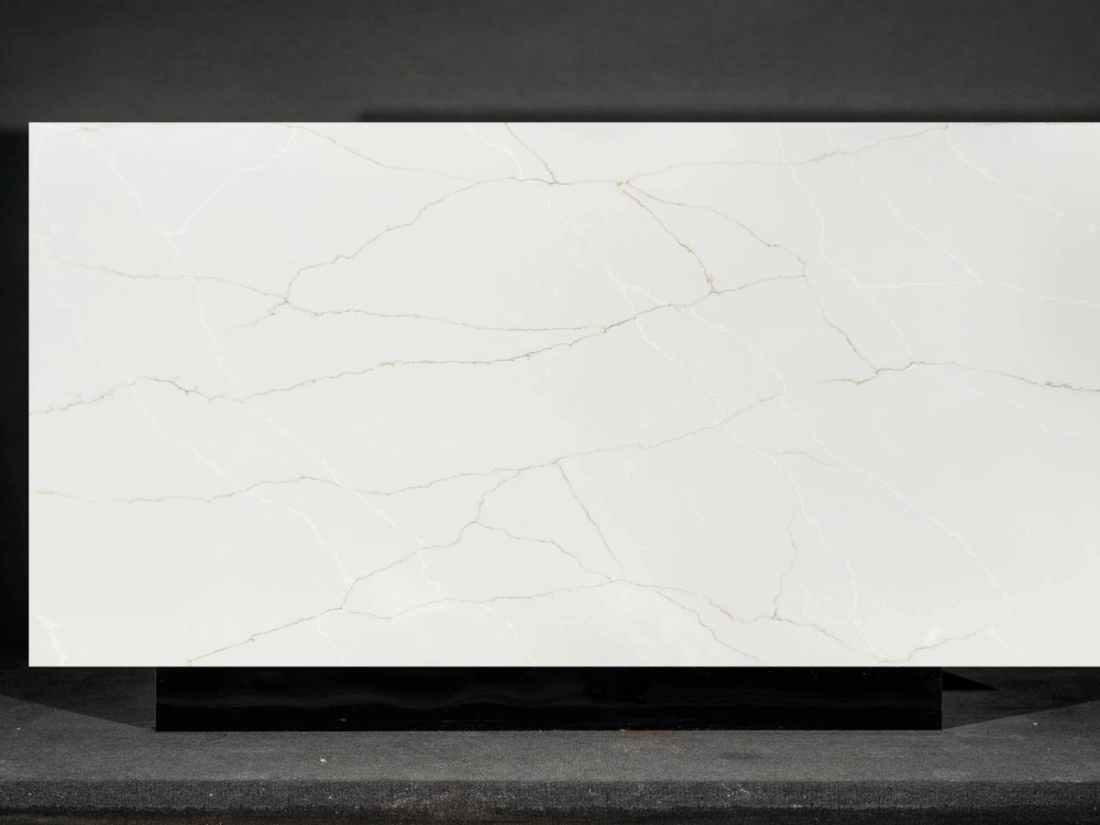 Losa de cuarzo Calacatta GSX FT13 para encimeras de cocina y tocadores.