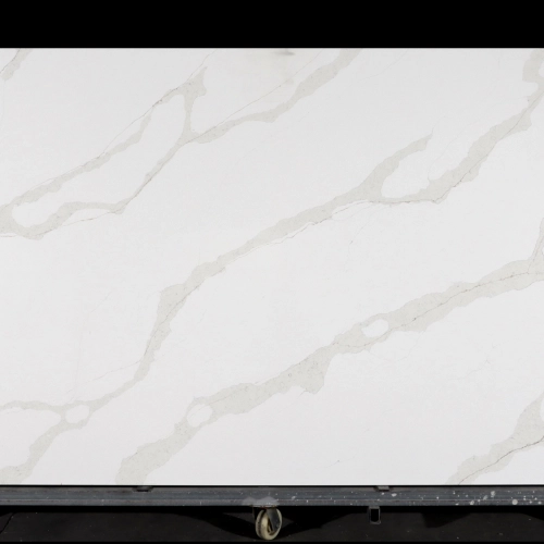 Dalle de quartz Calacatta GSQ 6692-1 pour plans de travail de cuisine et plans de toilette
