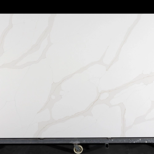 Dalle de quartz Calacatta GSQ 6706 pour plans de travail de cuisine et plans de toilette