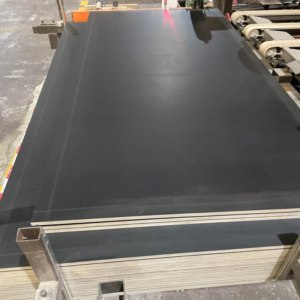 High-grade laminating board